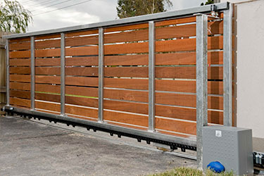 Horizontal board auto sliding gate